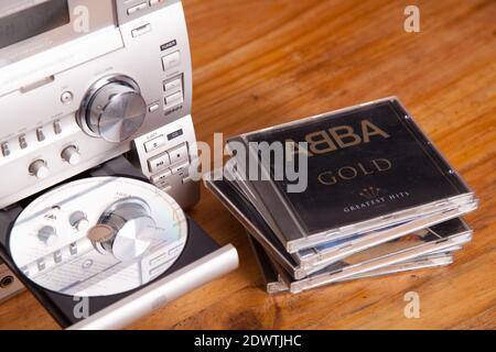 CD musicale nel sistema Hi-fi di Sony, ABBA Gold Greatest Hits album compact disc Foto Stock