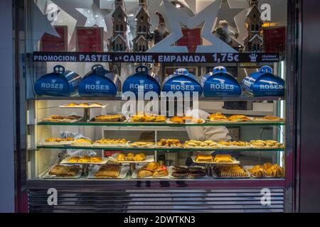 Torte e dolci esposti in una vetrina a Murcia Spagna Foto Stock