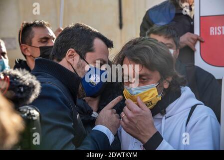 Roma, Italia. 23 dicembre 2020. Lavoratori autonomi e proprietari di ristoranti protestano a Roma. La manifestazione è contro il coprifuoco imposto in Italia per contenere la pandemia del Covid-19 e per chiedere un sostegno economico da parte del governo. Credit: LSF Photo/Alamy Live News Foto Stock
