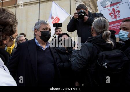 Roma, Italia. 23 dicembre 2020. Lavoratori autonomi e proprietari di ristoranti protestano a Roma. La manifestazione è contro il coprifuoco imposto in Italia per contenere la pandemia del Covid-19 e per chiedere un sostegno economico da parte del governo. Credit: LSF Photo/Alamy Live News Foto Stock