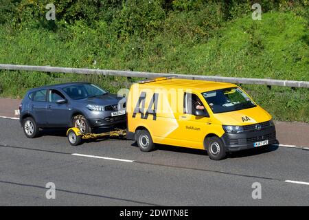 2018 VW Volkswagen Transporter T32 St-Ln TDI BMT; veicolo di soccorso stradale 24 ore su 24 camion e rimorchio AA Mover; UK.traffico veicolare, trasporto stradale, veicoli moderni, berline Nissan, guida di veicoli, strade e motori, in direzione sud sull'autostrada M6 Foto Stock