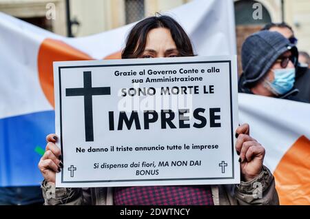 Roma, Italia. 23 dicembre 2020. Lavoratori autonomi e proprietari di ristoranti protestano a Roma. La manifestazione è contro il coprifuoco imposto in Italia per contenere la pandemia del Covid-19 e per chiedere un sostegno economico da parte del governo. Credit: LSF Photo/Alamy Live News Foto Stock