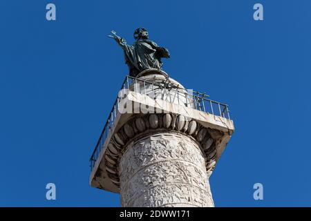 La colonna di Traiano è un monumento commemorativo eretto a Roma per ordine dell'imperatore Traiano. Fu costruito nel 113 d.C. Foto Stock