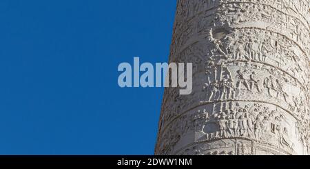 Dettagli sulla colonna trionfale romana che commemora l'imperatore romano Vittoria di Traiano nelle Guerre Daciane Foto Stock