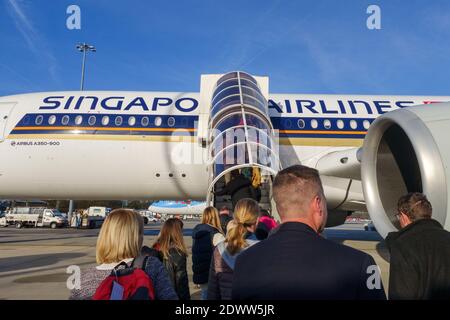 Passeggeri che salgano a bordo di un Airbus A350-900, appartenente a Singapore Airlines, sulla asfalto dell'aeroporto Changi di Singapore, Asia Foto Stock