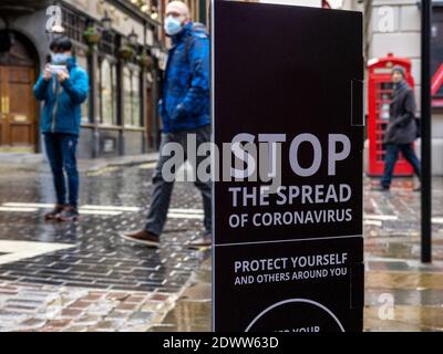 Linee guida per la distanza sociale in Covent Garden durante le ritorsioni di livello 4 due giorni prima di Natale. Foto Stock