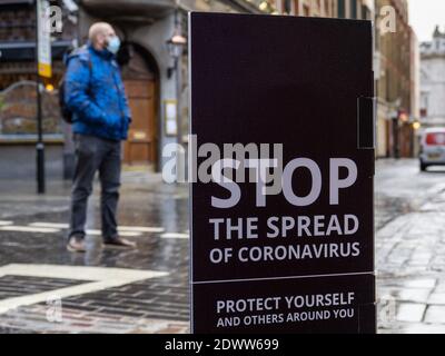 Linee guida per la distanza sociale in Covent Garden durante le ritorsioni di livello 4 due giorni prima di Natale. Foto Stock