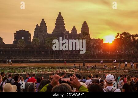 Sun Rise con Swift che volano sul tempio di Angkor Wat in silhouette, Angkor Wat Complex, Siem Reap, Cambogia, Asia Foto Stock