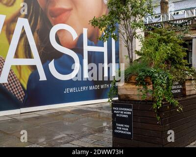 Linee guida per la distanza sociale in Covent Garden durante le ritorsioni di livello 4 due giorni prima di Natale. Foto Stock