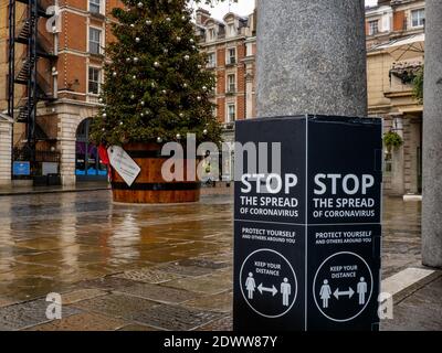Linee guida per la distanza sociale in Covent Garden durante le ritorsioni di livello 4 due giorni prima di Natale. Foto Stock