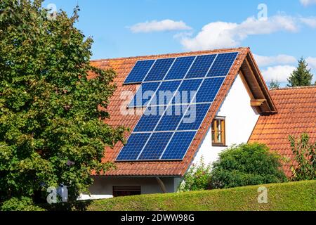 Casa moderna generica con celle solari fotovoltaiche sul tetto per la produzione di energia alternativa Foto Stock