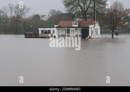 Worcester, Worcestershire, Regno Unito - Mercoledì 23 Dicembre 2020 - un padiglione sportivo circondato da acque alluvionali dal fiume Severn a Worcester. Gran parte del fiume Severn è attualmente sotto allerta alluvione con ulteriori previsioni di pioggia. Photo Steven May / Alamy Live News Foto Stock