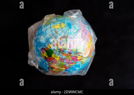 Globo di terra del pianeta avvolto in plastica Foto Stock