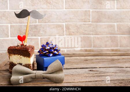 Happy Fathers giorno speciale cupcake, arco e scatola regalo blu su tavolo di legno, spazio copia Foto Stock