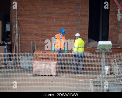 Novembre 16 2020, a Madrid, Spagna, alcuni lavoratori che lavorano in costruzione durante la pandemia Foto Stock