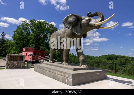 Jumbo il Memoriale degli Elefanti il P.T. Barnum Circus Elephant che è stato colpito da UN treno e morì a St Thomas Ontario Canada Foto Stock