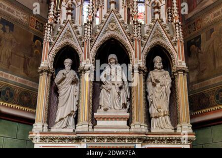 Heiligenfigururen, Seitenaltar im Sankt Veitsdom, Prag, Tschechien Foto Stock