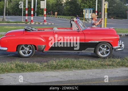 Red vintage americano auto parcheggiata su una strada nel centro di Avana, Havana, Cuba, West Indies Foto Stock