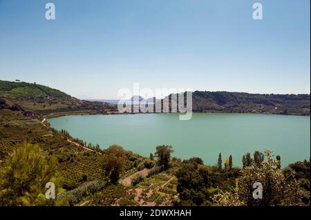 Veduta del Lago Avernus, campi Flegrei, Napoli, Campania, Italia Foto Stock