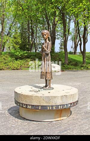 UCRAINA, KIEV - 01 MAGGIO 2013: Monumento in bronzo per le ragazze affamate e monumento alle vittime della carestia dedicato alle vittime del genocidio del popolo ucraino Foto Stock