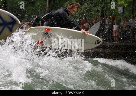 Eisbach, surf a Monaco, germania Foto Stock