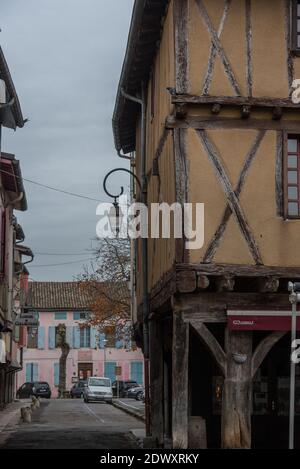 MIREPOIX, FRANCIA - 21 dicembre 2020: Vecchie case di struttura nella piazza principale del borgo medievale Mirepoix nel sud della Francia Foto Stock