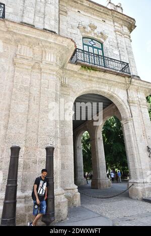 L'Avana Cuba street scene, Brasil Street con il Capitolo in background, Havana, Cuba Caraibi, America Latina Foto Stock