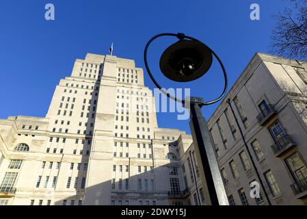 Senate House (Art deco: 1937) Università di Londra, Malet Street, Londra, Inghilterra, Regno Unito. Edificio Art deco, centro amministrativo e Biblioteca centrale di Foto Stock