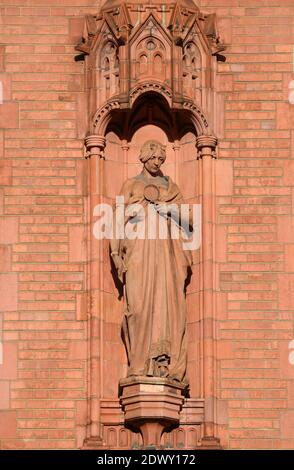 Londra, Inghilterra, Regno Unito. Prudential Assurance Building, 138-142 Holborn. Statua in terracotta sulla facciata della prudenza (c1901, di F.M. Pomeroy) Foto Stock