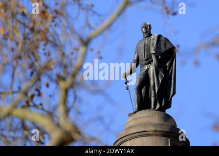 Londra, Inghilterra, Regno Unito. Il duca di York del piantone sul Mall / Waterloo Place. Monumento al principe Federico, duca di York e Albany Foto Stock