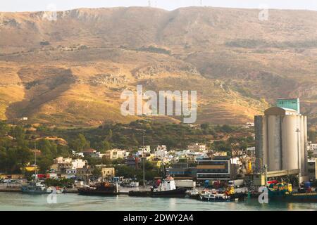 Navi ormeggiate nel porto di Souda durante la doccia leggera pioggia, la regione di Chania, l'isola di Creta, Grecia Foto Stock