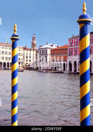 Pali di ancoraggio blu e giallo sul Canal Grande in Venezia Italia Foto Stock