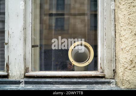 Tubo flessibile di ventilazione di un condizionatore d'aria sulla finestra di Una casa faticata a Praga Foto Stock