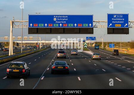 Amsterdam, Paesi Bassi - 23 marzo 2019: L'autostrada A4 nei Paesi Bassi che collega Amsterdam all'Aia. Foto Stock