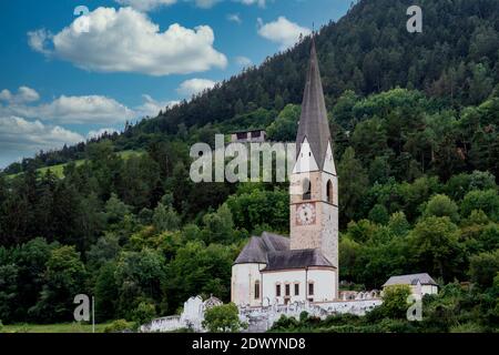 La bella Chiesa di San Giorgio in Agumes, Alto Adige, Italia Foto Stock