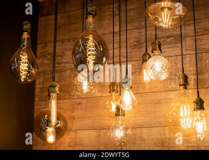 Lampade d'epoca Edison in una fiasca di vetro con un filo di tungsteno all'interno su uno sfondo scuro per un interno moderno nella casa. Assortimento in negozio Foto Stock