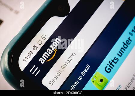 In questa illustrazione è illustrato il primo piano del sito Web Amazon.com visualizzato su uno smartphone. Foto Stock