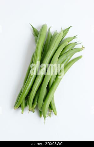 Phaseolus vulgaris 'Mamba' fagiolo di arrampicata francese. Fagioli verdi isolati su sfondo bianco. REGNO UNITO Foto Stock