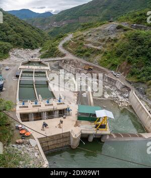 Presa d'acqua per una centrale idroelettrica in una ripida valle del fiume vicino a Banos nelle Ande ecuadoriane. Foto Stock