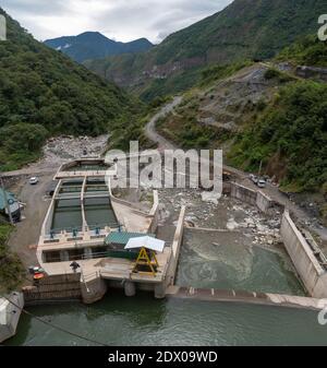 Presa d'acqua per una centrale idroelettrica in una ripida valle del fiume vicino a Banos nelle Ande ecuadoriane. Foto Stock