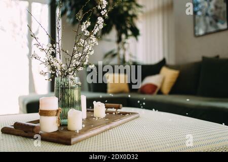 Comfort a casa. Relax con le candele. Foto Stock