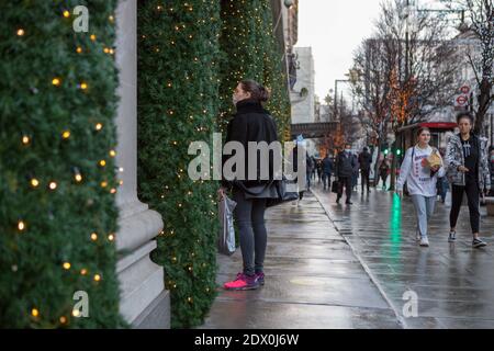 Londra, Regno Unito. 23 dicembre 2020. Giovani Signore che camminano lungo Selfridges in Oxford Street. Credit: Pietro Recchia/SOPA Images/ZUMA Wire/Alamy Live News Foto Stock