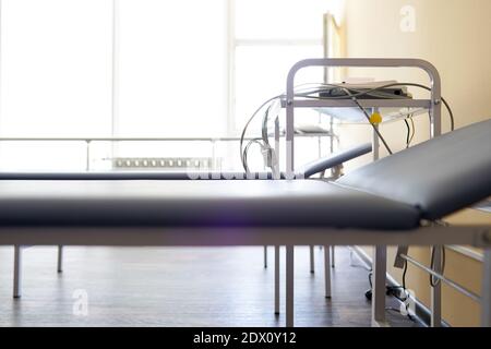 Camera ospedaliera con letti e attrezzature mediche in un concetto di ospedale, medicina e assistenza sanitaria. Foto Stock