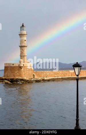 Arcobaleno al Porto Vecchio della città di Chania, nell'isola di Creta, Grecia, Mediterraneo, Europa Foto Stock