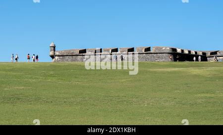 La gente visita San Felipe del Morro, una cittadella del XVI secolo situata a San Juan, Porto Rico. Foto Stock