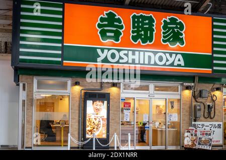 Uno dei ristoranti Yoshinoya a Tokyo, Giappone. Foto Stock