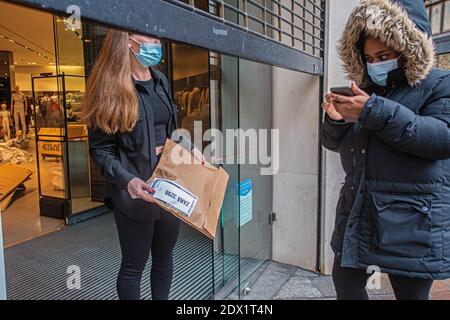 Raccolta in un negozio Zara per facilitare il Raccolta di ordini online.i negozi al dettaglio non essenziali rimangono temporaneamente chiusi al pubblico Foto Stock