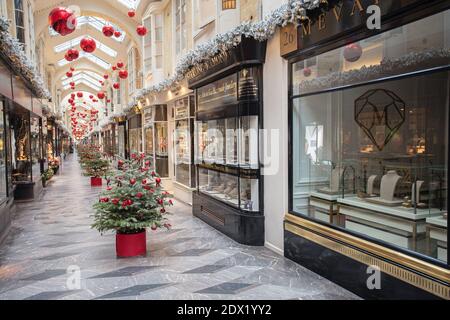 Reat Britain / England / Londra / No shoppers guardando le vetrine del negozio all'interno di una Burlington Arcade a tema natalizio a Londra il 23 dicembre. Foto Stock