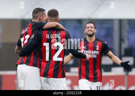 Stadio San Siro, Milano, Italia, 23 dic 2020, ante Rebic (AC Milan) festeggia dopo aver segnato il traguardo di apertura della partita durante AC Milan vs SS Lazio, calcio italiano Serie A match - Foto Francesco Scaccianoce / LM Credit: LiveMedia/Alamy Live News Foto Stock