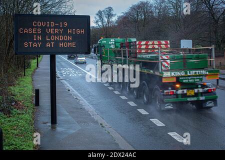 Cartello Great Britain/A, sulla A3 Road, una strada importante che collega Londra nel sud dell'Inghilterra, indica di rimanere a casa durante l'epidemia di coronavirus del Covid-19. Foto Stock